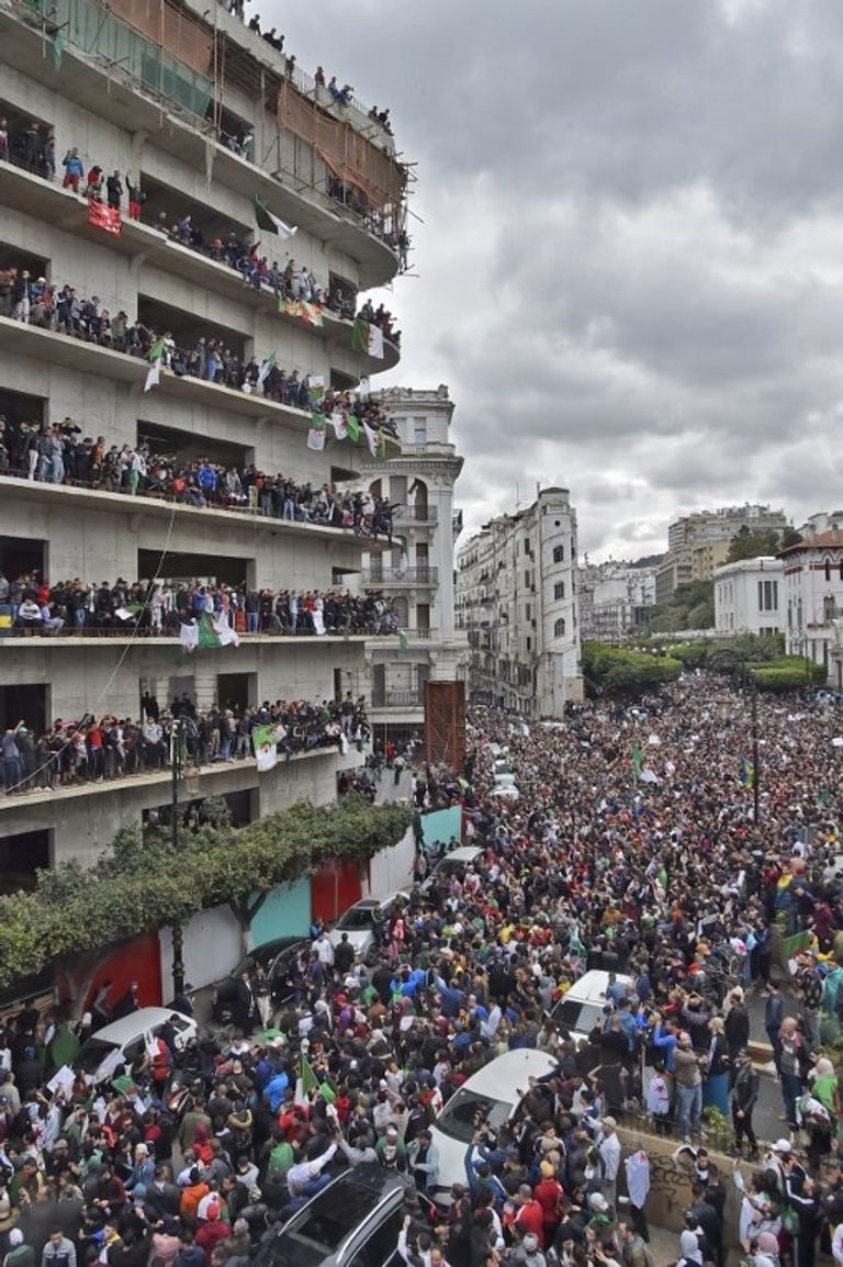 جانب من المظاهرات الحاشدة في الجزائر جانب من المظاهرات الحاشدة في الجزائر- أ.ف.ب