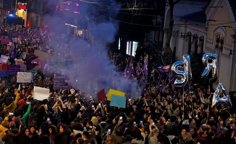 الشرطة التركية تقمع مظاهرة نسائية في إسطنبول الشرطة التركية تقمع مظاهرة نسائية في إسطنبول