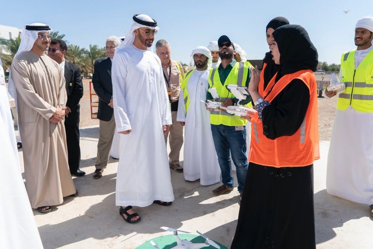 الشيخ محمد بن زايد آل نهيان برفقة مجموعة من نساء الإمارات