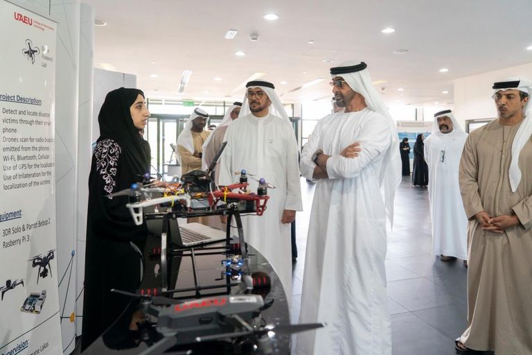 الشيخ محمد بن زايد آل نهيان برفقة مجموعة من نساء الإمارات