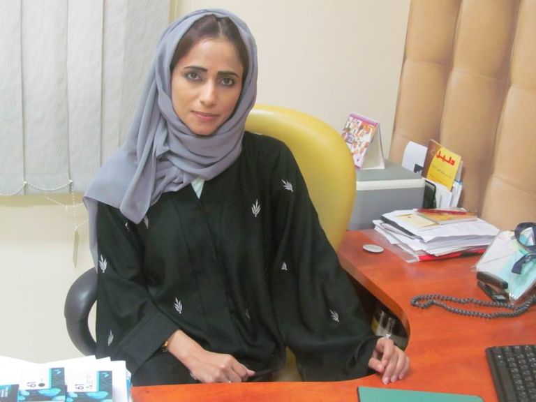 الإماراتية عبير الشحي مدربة لغة الإشارة