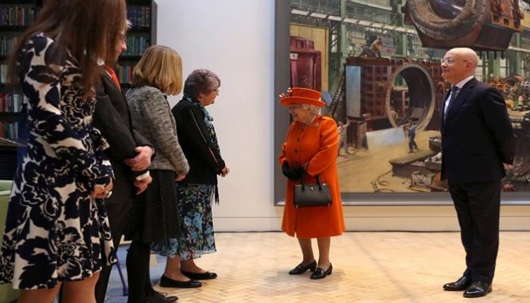 الملكة إليزابيث تزور معرض 