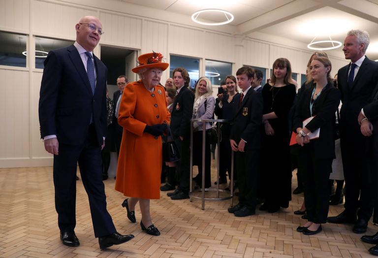 الملكة إليزابيث تزور معرض 