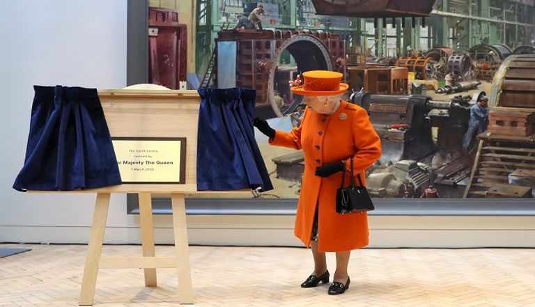 الملكة إليزابيث تزور معرض 