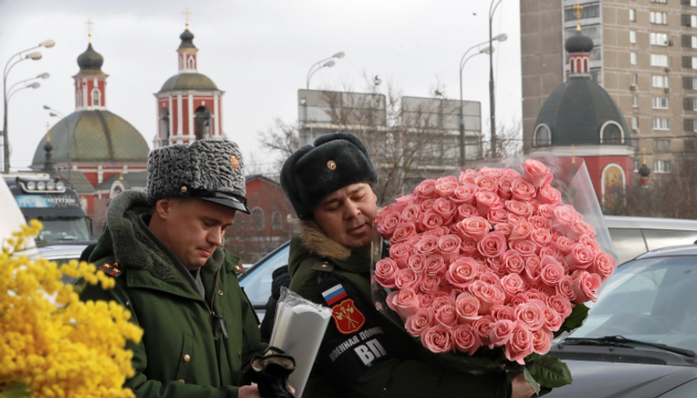 الرجال الروس يشترون الزهور في يوم المرأة العالمي