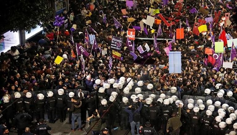 الشرطة التركية تصدت بعنف لاحتفالات النساء بيوم المرأة العالمي