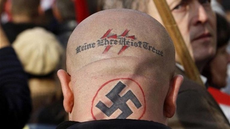 عناصر من النازيين الجدد تجمع لعناصر من النازيين الجدد - رويترز