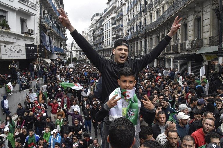 جانب من المظاهرات الحاشدة في الجزائر جانب من المظاهرات الحاشدة في الجزائر