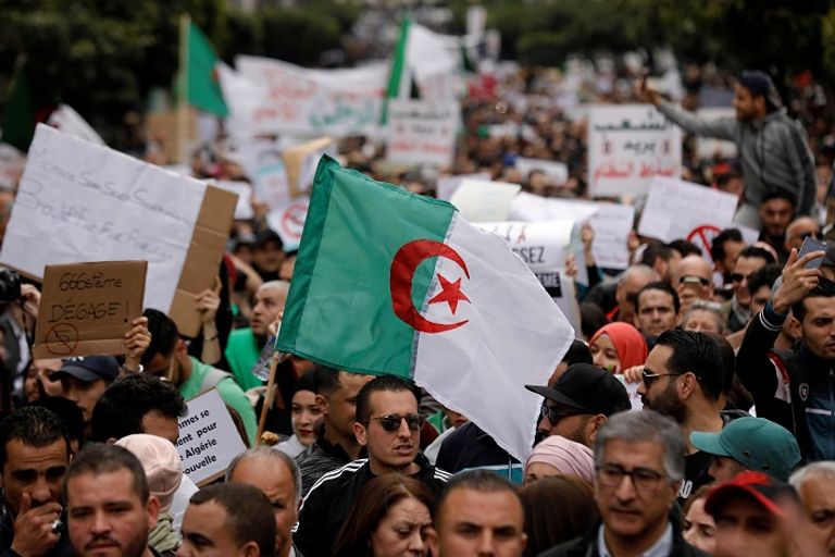 جانب من المظاهرات الحاشدة في الجزائر جانب من المظاهرات الحاشدة في الجزائر