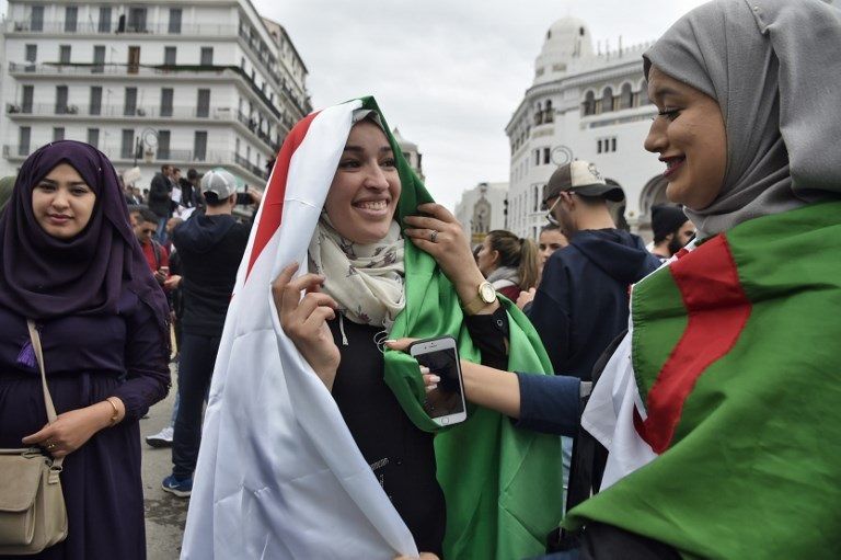 جانب من المظاهرات الحاشدة في الجزائر جانب من المظاهرات الحاشدة في الجزائر