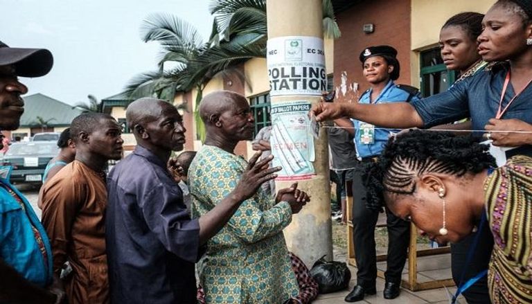 النيجيريون خلال التصويت في انتخابات الرئاسة السابقة 