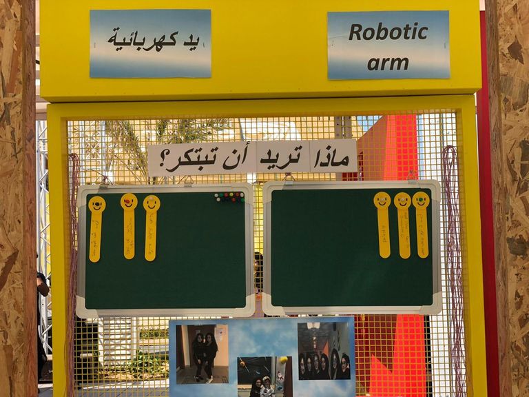 اليد الصناعية التي ابتكرتها الطالبات