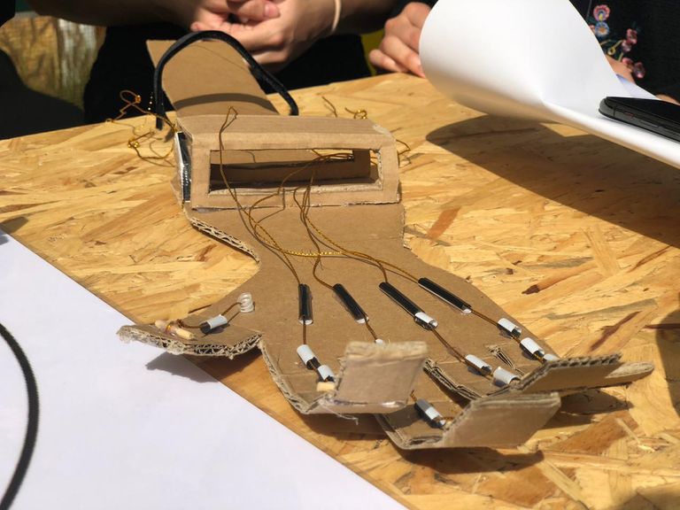 اليد الصناعية التي ابتكرتها الطالبات