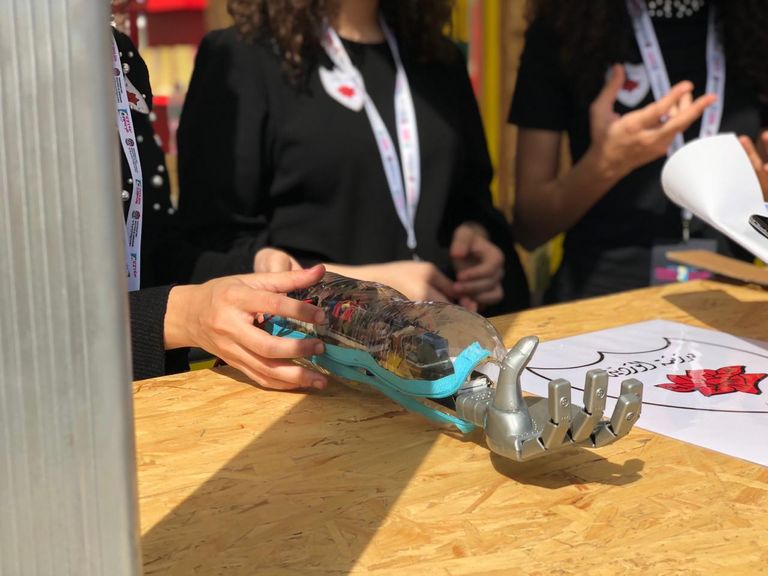 اليد الصناعية التي ابتكرتها الطالبات