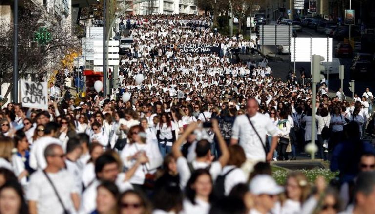 موجة "الزهور البيضاء" تجتاح شوارع لشبونة