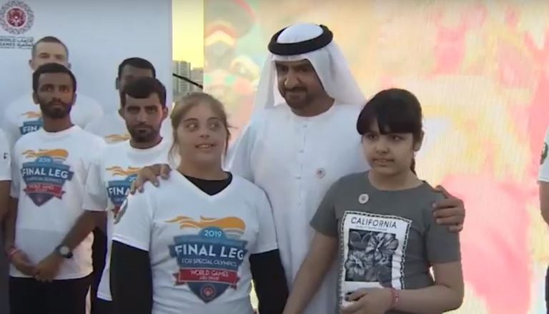 عبدالله بن سالم القاسمي يستقبل شعلة الأمل في واجهة المجاز بالشارقة
