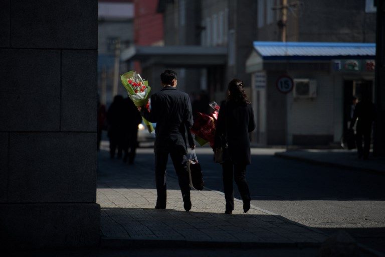 اليوم العالمي للمرأة مصدر رزق لبائعي الورد في كوريا الشمالية