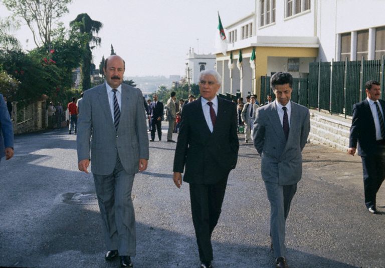 الرئيس الجزائري الأسبق الشاذلي بن جديد مع رئيس وزرائه ومدير المخابرات الحراك الشعبي في الجزائر خلال 57 عاما