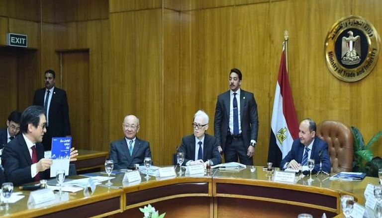 جانب من اللقاء بين وزير الصناعة المصري والوفد الياباني