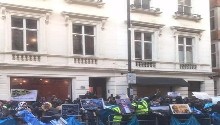 المتظاهرون رفعوا لافتات تندد بسياسات الرئيس فرماجو وتطالبه بالرحيل