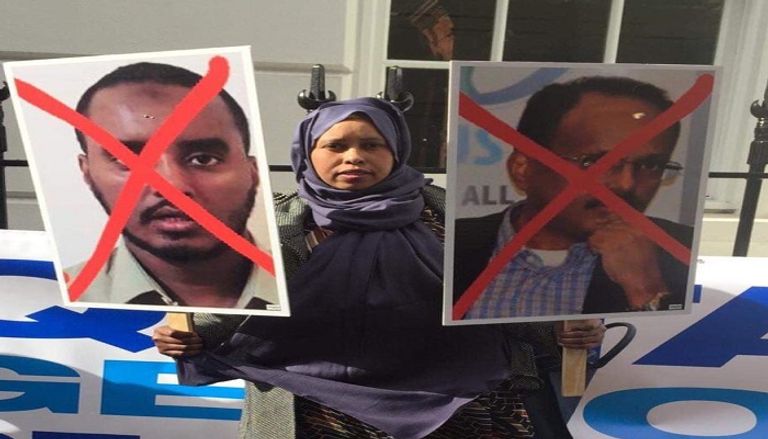 المتظاهرون رفعوا لافتات تندد بسياسات الرئيس فرماجو وتطالبه بالرحيل