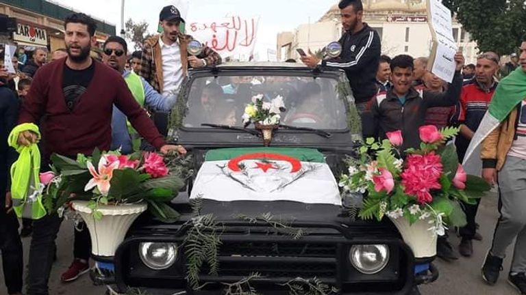 جزائريون يحملون لافتات في مظاهراتهم الأخيرة مكتوب عليها عبارات ساخرة جزائريون يحملون لافتات يسخرون بها من الوضع السياسي في بلادهم