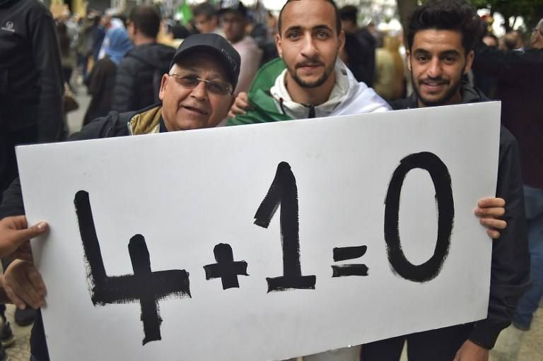 جزائريون يحملون لافتات في مظاهراتهم الأخيرة مكتوب عليها عبارات ساخرة جزائريون يحملون لافتات يسخرون بها من الوضع السياسي في بلادهم