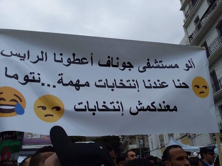 جزائريون يحملون لافتات في مظاهراتهم الأخيرة مكتوب عليها عبارات ساخرة جزائريون يحملون لافتات يسخرون بها من الوضع السياسي في بلادهم