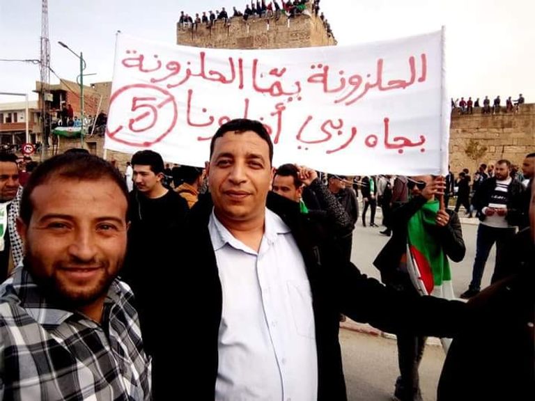 جزائريون يحملون لافتات في مظاهراتهم الأخيرة مكتوب عليها عبارات ساخرة جزائريون يحملون لافتات يسخرون بها من الوضع السياسي في بلادهم