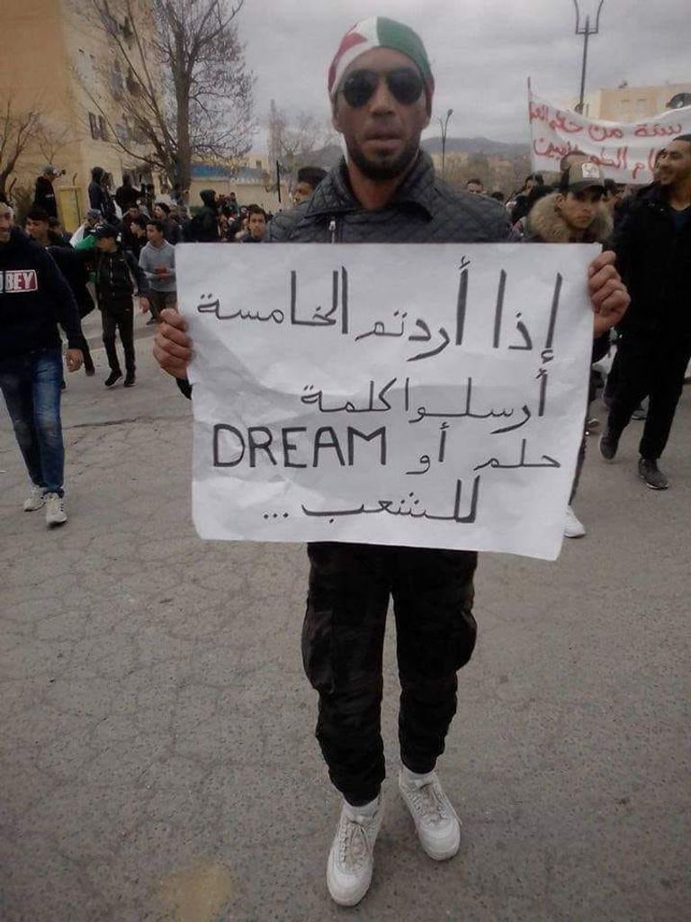 جزائريون يحملون لافتات في مظاهراتهم الأخيرة مكتوب عليها عبارات ساخرة جزائريون يحملون لافتات يسخرون بها من الوضع السياسي في بلادهم