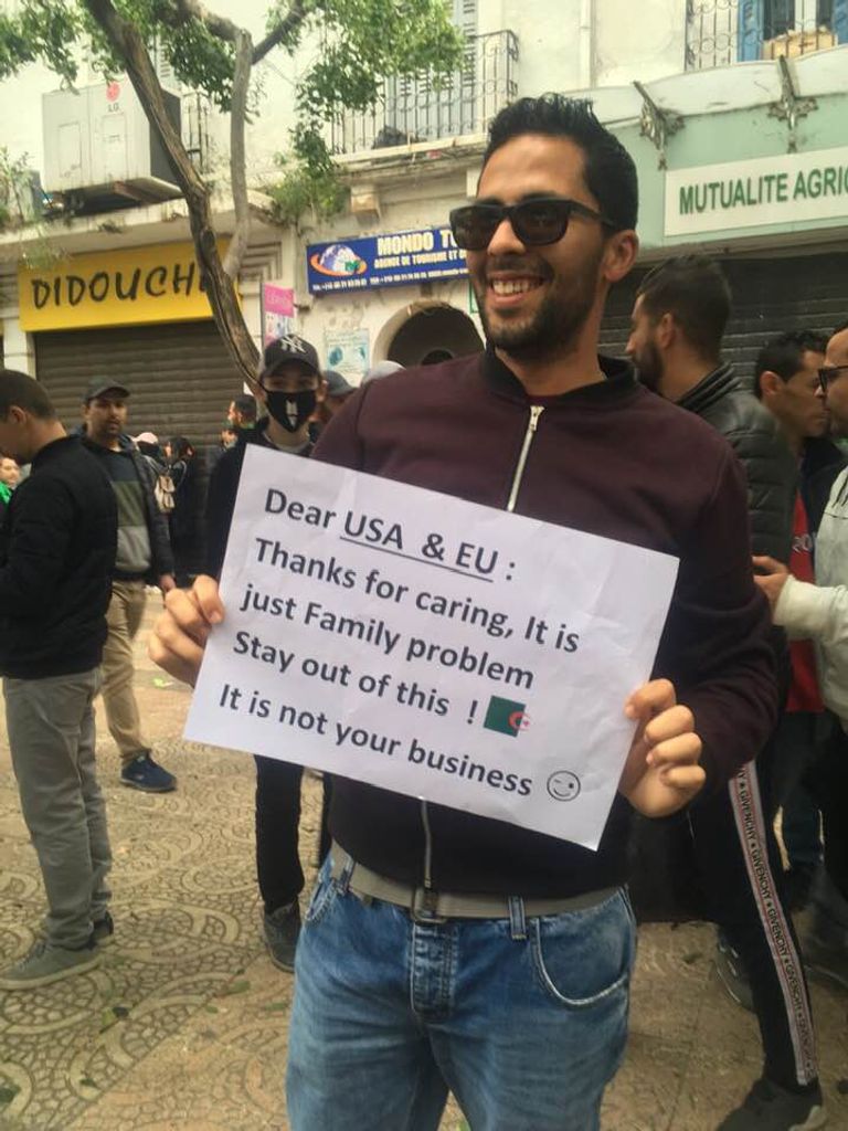 جزائريون يحملون لافتات في مظاهراتهم الأخيرة مكتوب عليها عبارات ساخرة جزائريون يحملون لافتات يسخرون بها من الوضع السياسي في بلادهم