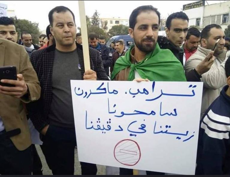 جزائريون يحملون لافتات في مظاهراتهم الأخيرة مكتوب عليها عبارات ساخرة جزائريون يحملون لافتات يسخرون بها من الوضع السياسي في بلادهم