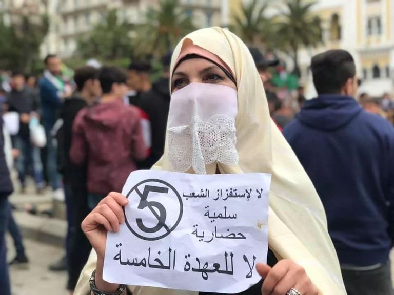 جزائريون يحملون لافتات في مظاهراتهم الأخيرة مكتوب عليها عبارات ساخرة جزائريون يحملون لافتات يسخرون بها من الوضع السياسي في بلادهم