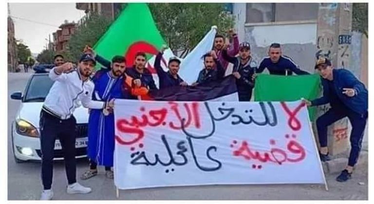 جزائريون يحملون لافتات في مظاهراتهم الأخيرة مكتوب عليها عبارات ساخرة جزائريون يحملون لافتات يسخرون بها من الوضع السياسي في بلادهم