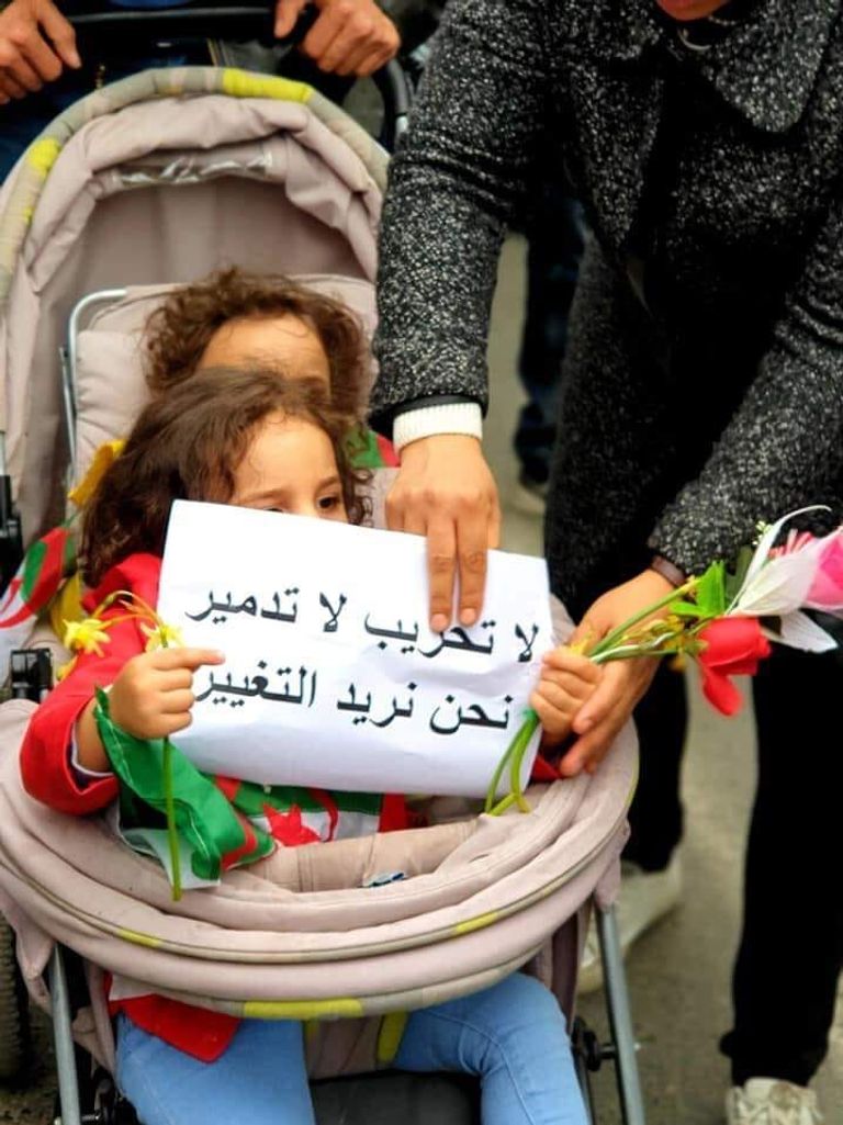 جزائريون يحملون لافتات في مظاهراتهم الأخيرة مكتوب عليها عبارات ساخرة جزائريون يحملون لافتات يسخرون بها من الوضع السياسي في بلادهم