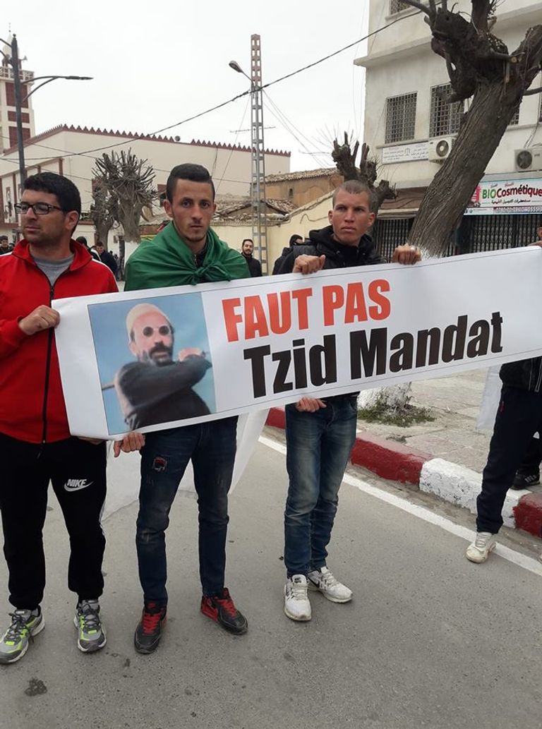 جزائريون يحملون لافتات في مظاهراتهم الأخيرة مكتوب عليها عبارات ساخرة جزائريون يحملون لافتات يسخرون بها من الوضع السياسي في بلادهم