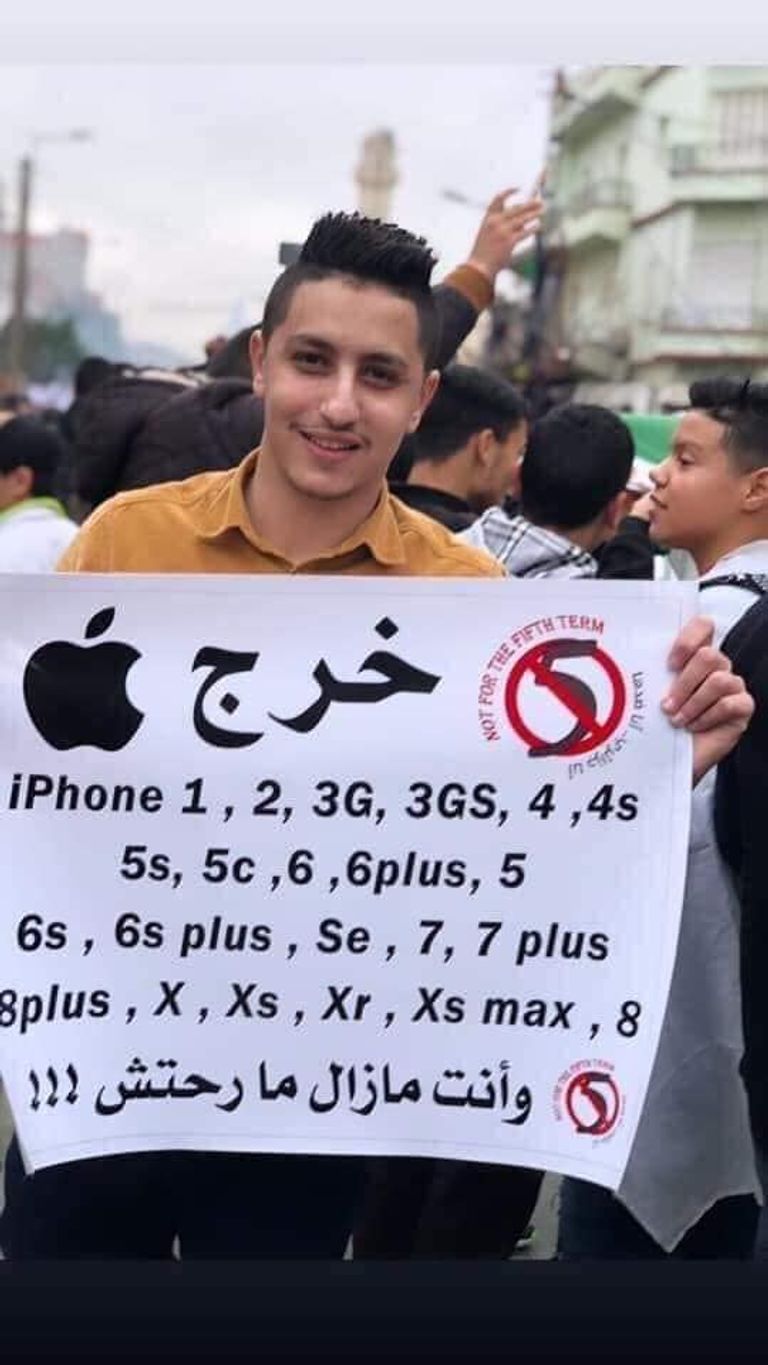 جزائريون يحملون لافتات في مظاهراتهم الأخيرة مكتوب عليها عبارات ساخرة جزائريون يحملون لافتات يسخرون بها من الوضع السياسي في بلادهم