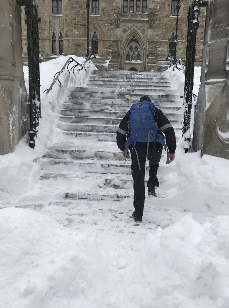 الثلوج تحتجز كنديا أسابيع داخل منزله