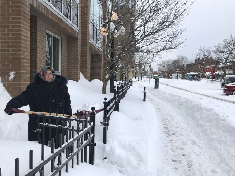 الثلوج تحتجز كنديا أسابيع داخل منزله