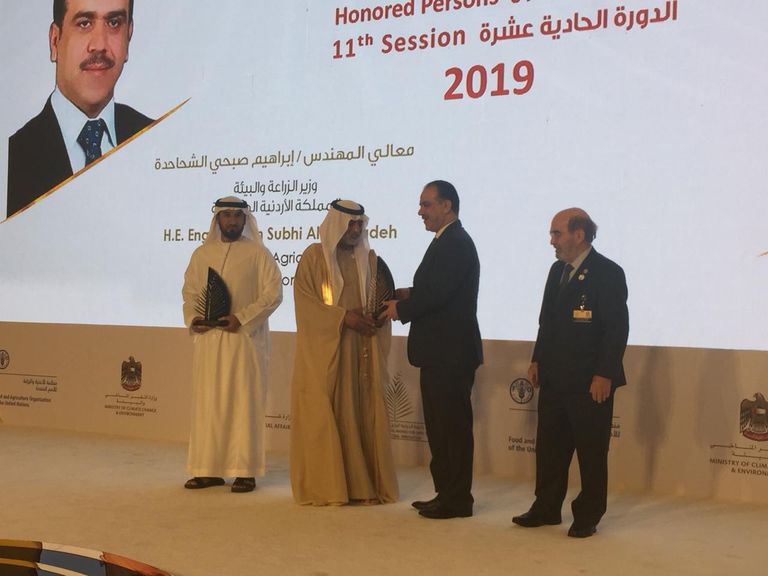 جانب من تكريم الفائزين بجائزة خليفة الدولية لنخيل التمر