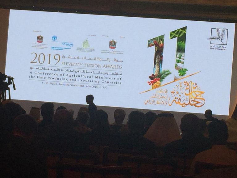 جانب من تكريم الفائزين بجائزة خليفة الدولية لنخيل التمر