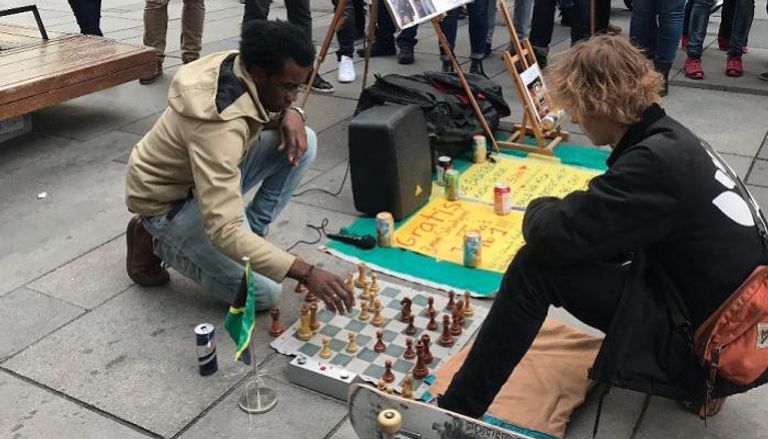 مباريات شطرنج في شوارع فيينا تجذب عشرات المشاهدين