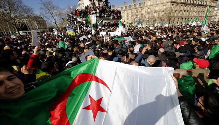 مظاهرات الجالية الجزائرية في باريس - رويترز