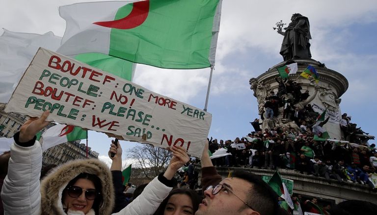 مظاهرات الجالية الجزائرية في باريس - رويترز