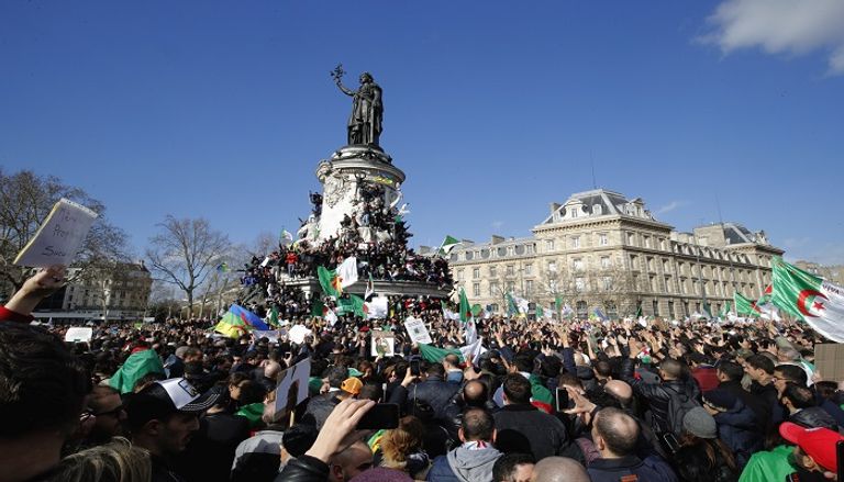 مظاهرات الجالية الجزائرية في باريس - رويترز
