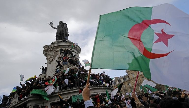 مظاهرات الجالية الجزائرية في باريس - رويترز