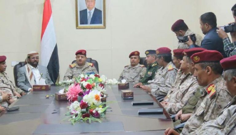اجتماع وزير الدفاع اليمني مع القادة العسكريين في مأرب