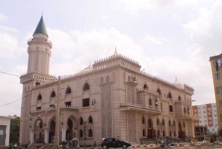 أحد أكبر المساجد في بلدية بوفاريك طائرة جزائرية بمطار بوفاريك العسكري