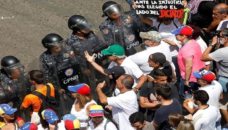 خوان جوايدو يقود مظاهرات المعارضة - رويترز