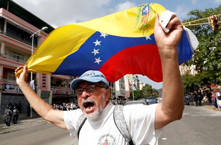 خوان جوايدو يقود مظاهرات المعارضة - رويترز